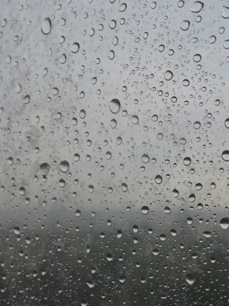 雨滴落在透明的塑料袋上。背景模糊的透明袋子。图片下载