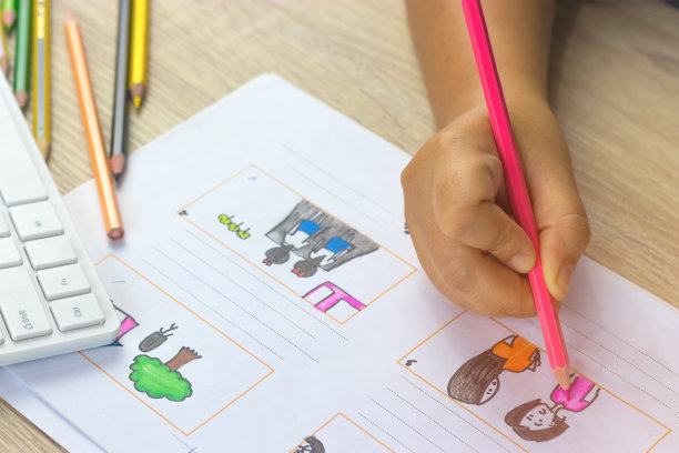 故事板绘图与铅笔创意素描卡通。故事板是一种按顺序显示的过程图像，用于预可视化电影、交互式媒体。概念草图的想法。图片下载