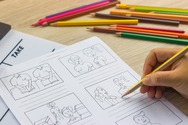故事板绘图与铅笔创意素描卡通。故事板是一种按顺序显示的过程图像，用于预可视化电影、交互式媒体。概念草图的想法。图片下载