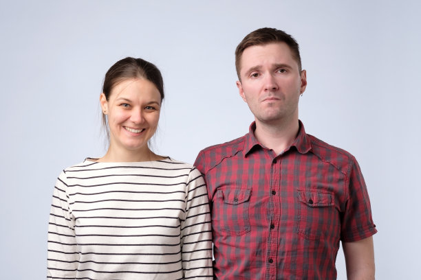 幸福的女人和悲伤的男人站在白色的背景上图片下载