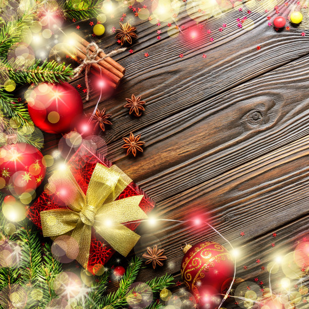 平躺顶视图在圣诞小玩意的背景与红色礼盒，玻璃球，轻型花环和冷杉树枝图片下载