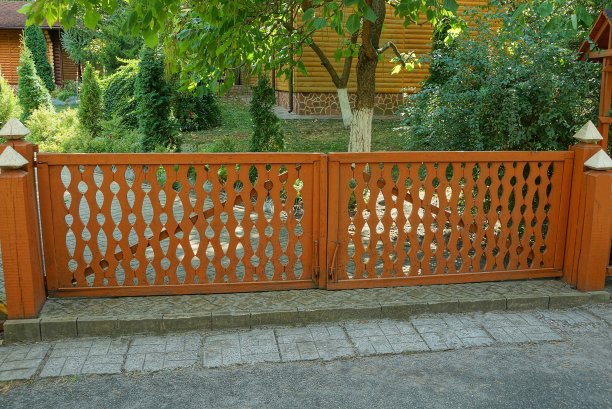 灰色人行道上用木板做成的装饰性的棕色小大门图片下载