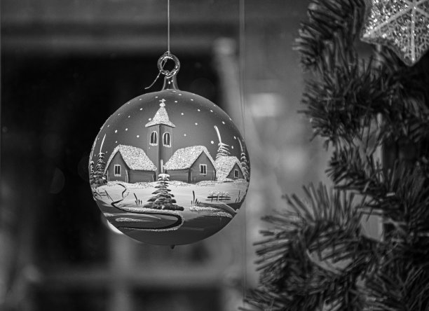 黑色和白色摄影圣诞装饰品的特写与模糊的背景。美丽的圣诞舞会配上冬日田园风光的画面。寒假装饰。新年的属性图片下载