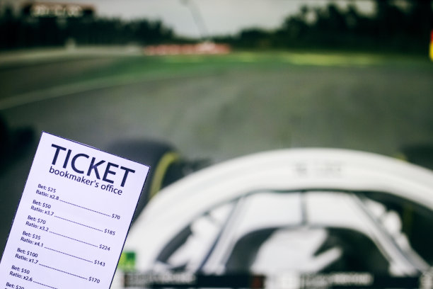 赌票的背景为电视，上面播放着体育比赛的方程式、体育投注、赌票图片下载