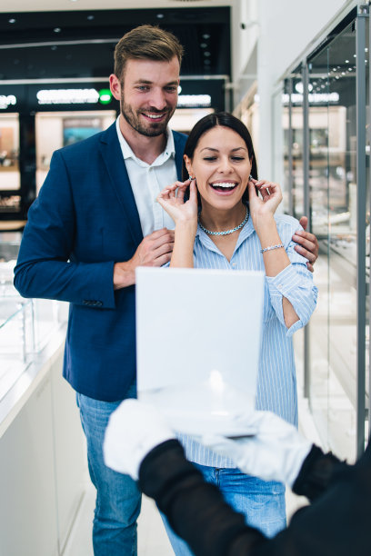 迷人的中年夫妇在珠宝店图片下载