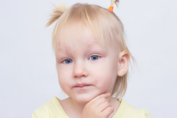 一个小商业女孩的肖像，金发碧眼，扎着辫子，白色的背景，特写，时尚，白人图片下载