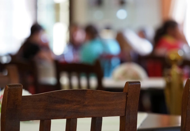 不认识的人在咖啡馆或餐厅吃午餐或早餐图片下载