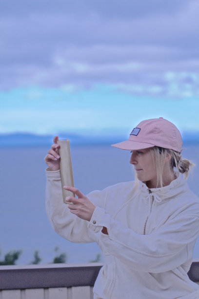 年轻女性持片图片下载