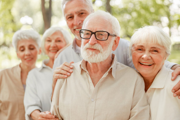 面带微笑的老人站在街上图片下载