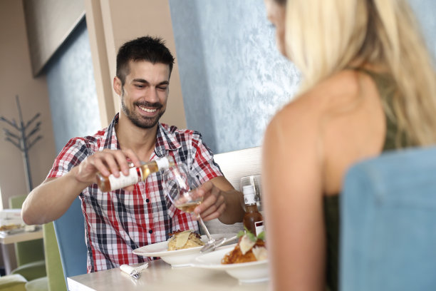 一对年轻夫妇在餐馆里图片下载