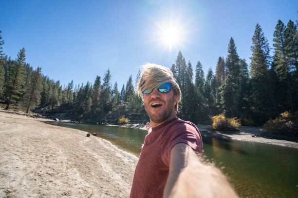 秋天，一名男子在湖边自拍图片下载
