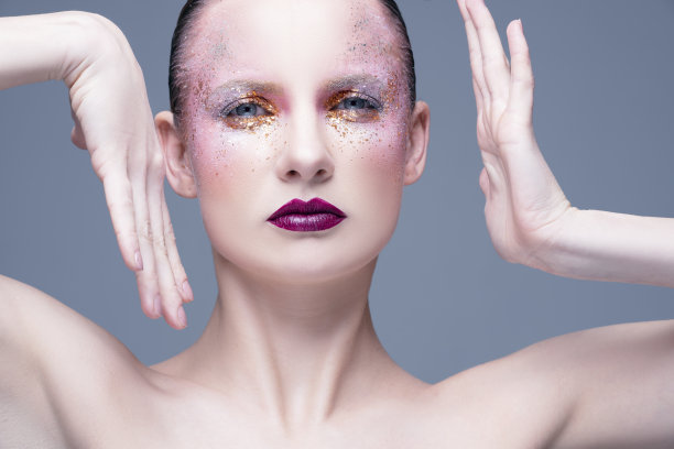 美丽肖像的女人与闪光的化妆图片下载