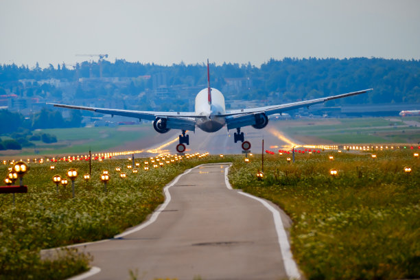 飞机在机场跑道上着陆图片下载