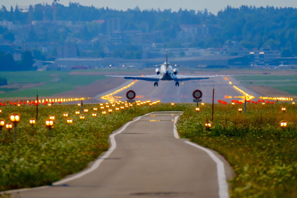 飞机在机场跑道上着陆图片下载