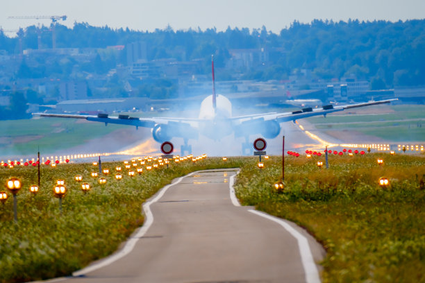 飞机在机场跑道上着陆图片下载