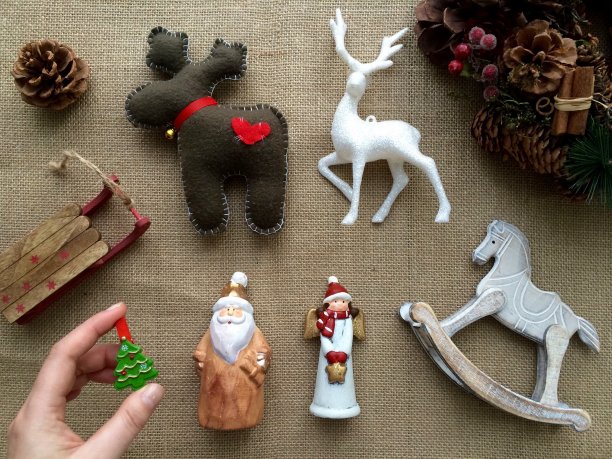 圣诞树装饰品的装饰玩具。由羊毛、木材和陶瓷制成的生态玩具。粗麻布的背景。平铺的圣诞背景图片下载