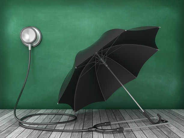 听诊器与伞在黑板背景- 3D渲染图片下载