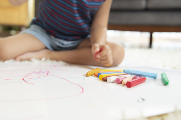 小女孩用手涂色素材图片