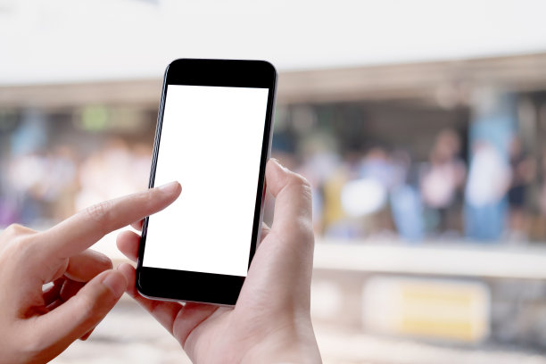 近距离女人拿着空白屏幕模拟手机。图片下载