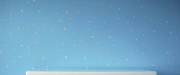 淡蓝色的星空墙和空白的白色桌面图片下载
