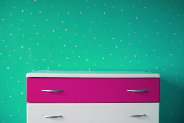 白色的底座在绿色美丽的星空房间里图片下载