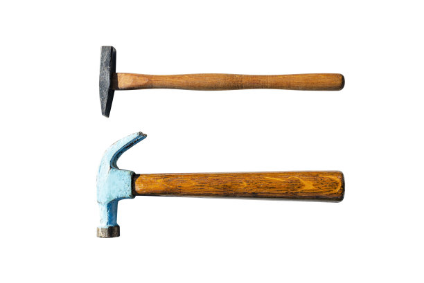 两把木柄的小金属锤，孤立地放在白色的背景上，有一条剪子小路。图片下载