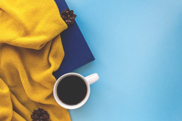 一杯秋天的咖啡平铺构图。图片下载