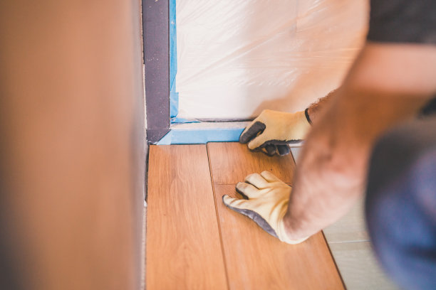 一名男子以一种漂浮的方式专业地安装层压板图片下载