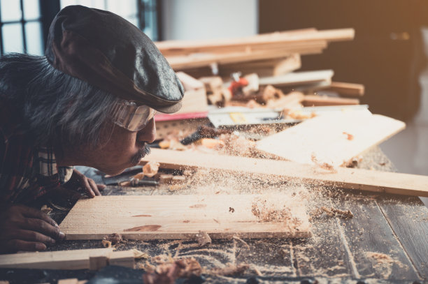 做木工活的人。木工在车间里做木板图片下载