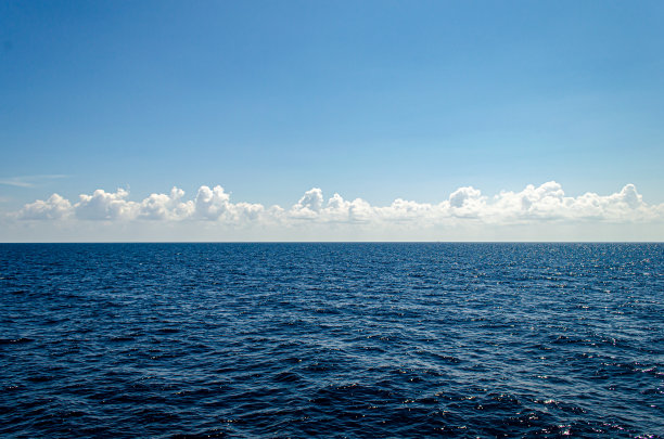 碧蓝的天空，碧蓝的海浪，柔软的海面，从船上看图片下载