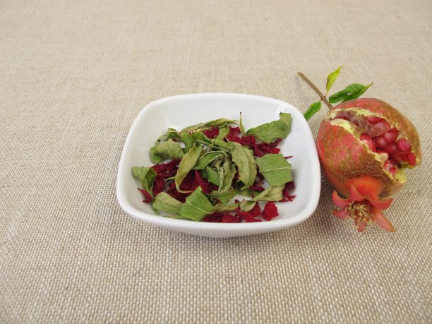 一个小石榴，石榴叶和石榴花在一个碗里图片下载