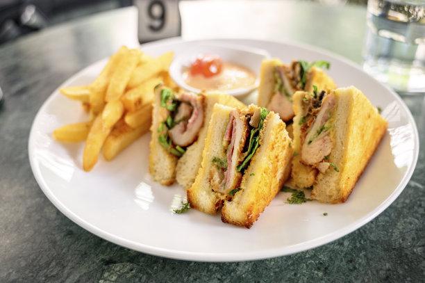 靠近食物俱乐部的盘子上的三明治图片下载