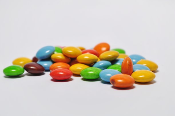 彩色糖果孤立在白色背景图片下载