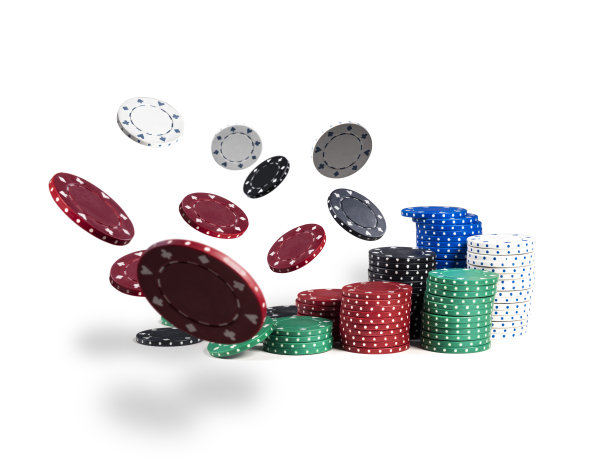 成堆的彩色芯片散落在一起，孤立在白色的背景上。特写照片。赌博娱乐图片下载