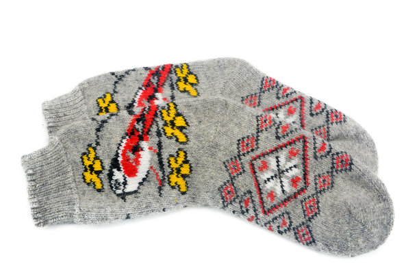 温暖的灰色袜子，由天然羊毛制成，冬季图案在一个孤立的背景图片下载