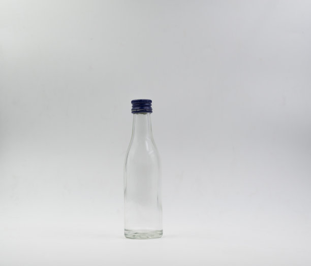 白色背景上的透明小玻璃瓶。图片下载