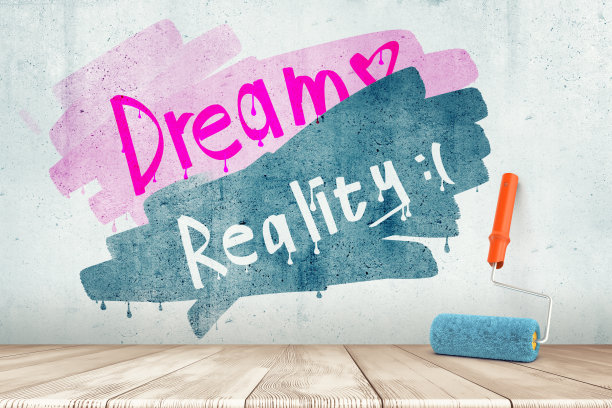 3d渲染油漆辊在白色木地板和黑色的“现实”标志绘制在粉红色的“梦想”标志上的白色墙壁背景图片下载
