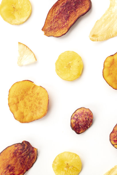 干果和蔬菜片，头顶拍。健康的素食零食，一个有机食品平铺图案在白色的背景图片下载