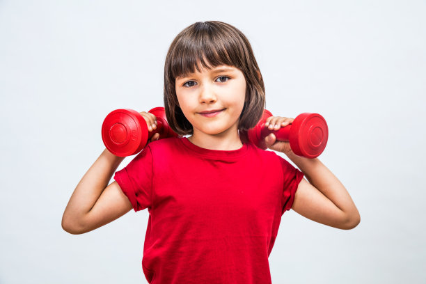快乐女孩举起哑铃为男女体育公平图片下载