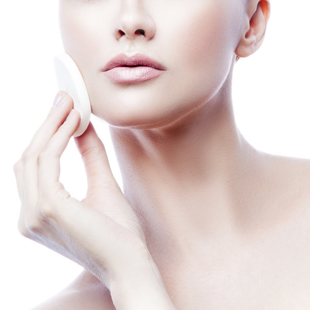 特写美人部分肖像的年轻女子应用霜在她的漂亮的脸图片下载