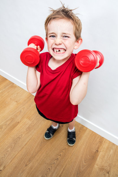 有上进心的坏男孩，牙齿松动，态度努力图片下载