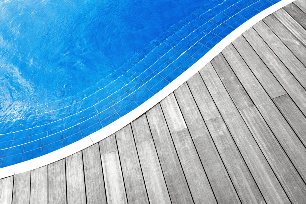 在游泳池边的背景图片下载