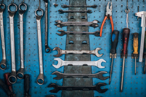工具挂在车库的墙上图片下载