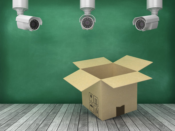木地板上的安全摄像头纸板箱-黑板背景- 3D渲染图片下载