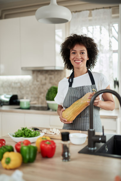 混血儿女人拿着西葫芦。图片下载