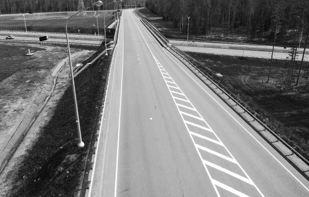 城市公路、立交桥鸟瞰图。汽车通过立交桥的鸟瞰图。公路立交与交通。高速公路。路路口。汽车经过。黑色和白色图片下载