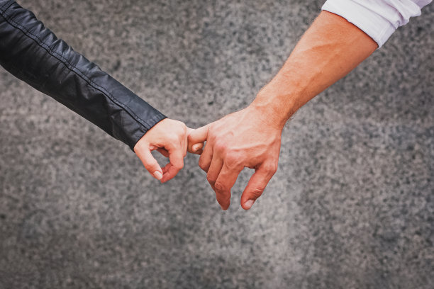 男人和女人的手把他们的小手指放在一起图片下载