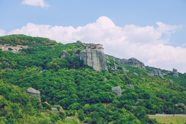 希腊共和国迈特拉市。山脉和礼拜场所，教堂和神社。12. 2019年9月。旅行的照片。图片下载