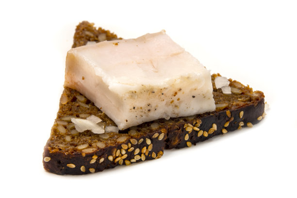 东斯拉夫语的沙罗加在一片有种子的黑麦面包上图片下载