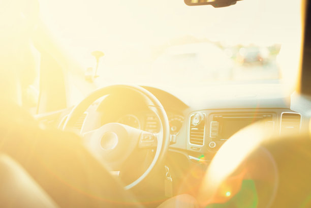 一个年轻人在开车。模糊的旅行背景与复古色调效果，阳光散景。旅行,路上的概念。驾驶考试,考试图片下载